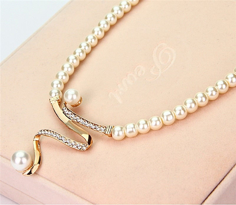 Kaelira™ – ELEGANT PEARL NECKLACE SET